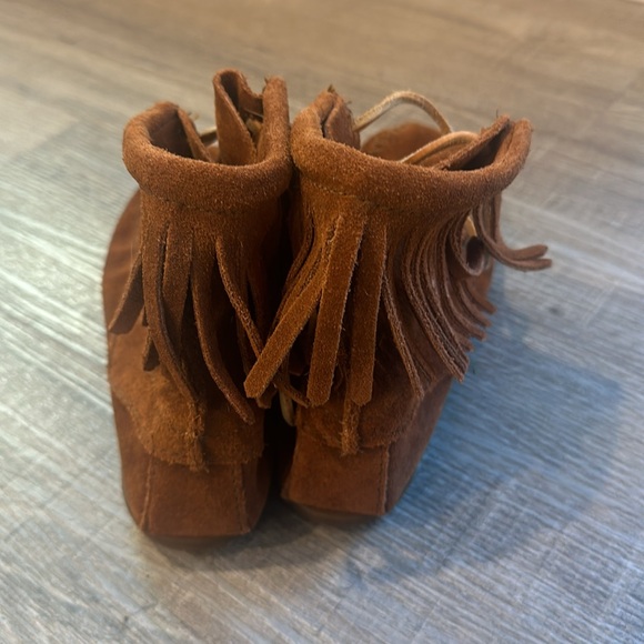 Minnetonka Little Girl’s Size 3 Shoes - Picture 3 of 7